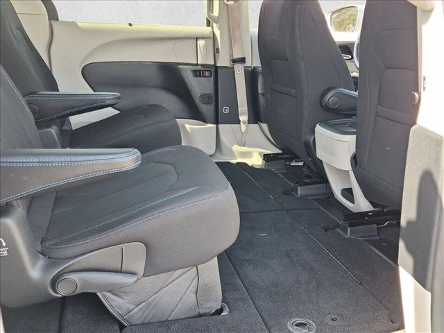 Used 2021 Chrysler Pacifica Touring w/ Cold Weather Group FWD image 26