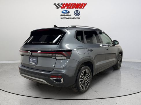 Certified 2025 Volkswagen Taos SE image 11