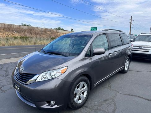 Used 2014 Toyota Sienna LE FWD image 2
