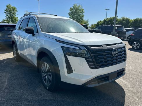 New 2026 Nissan Pathfinder SL image 3