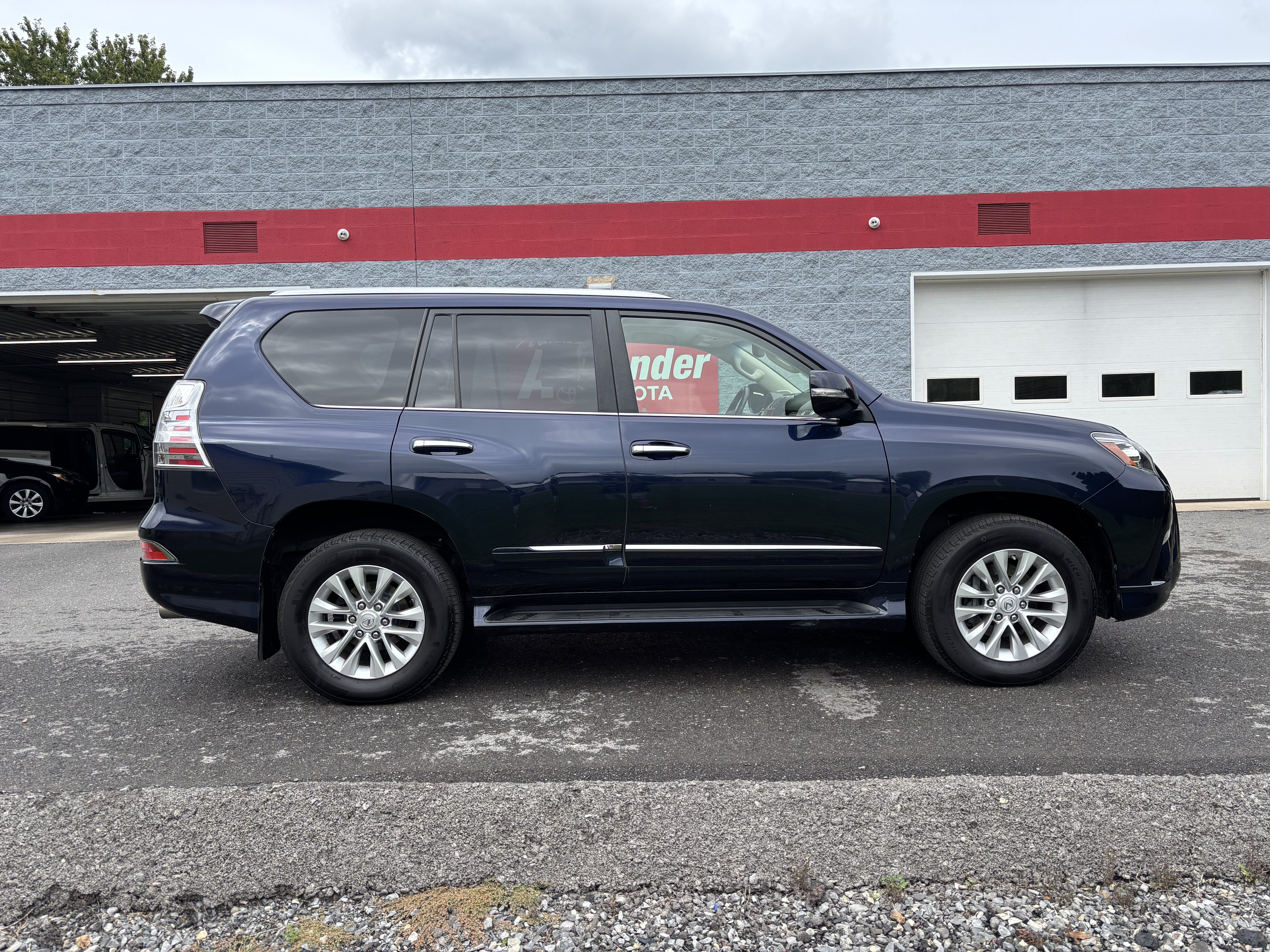 Used 2018 Lexus GX 460 Premium w/ Premium Package AWD/4WD image 2