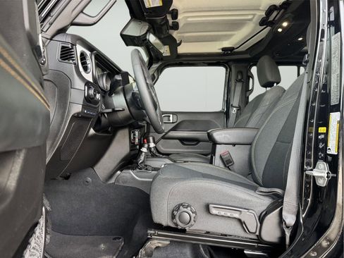 Used 2025 Jeep Wrangler Unlimited Sahara AWD/4WD image 9