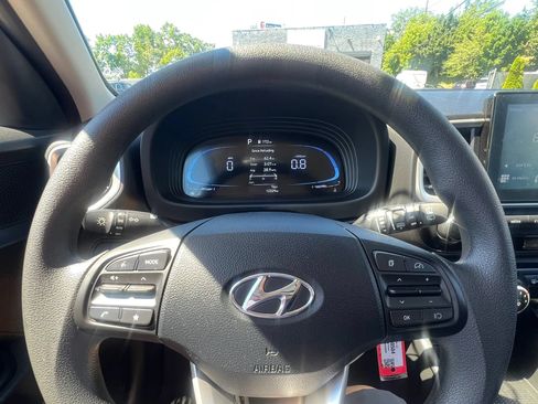 Used 2025 Hyundai Venue SE FWD image 19