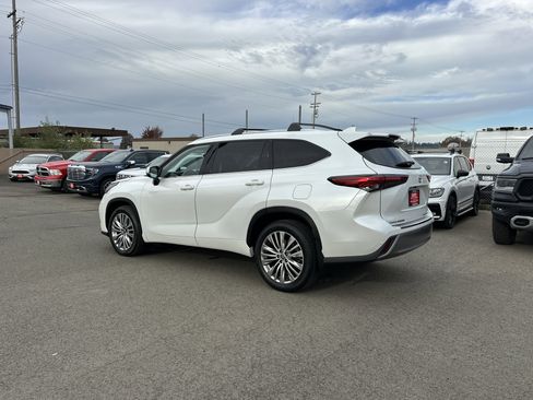 Used 2022 Toyota Highlander Platinum image 3