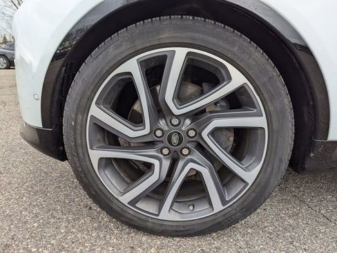 Certified 2024 Land Rover Discovery Dynamic SE image 21