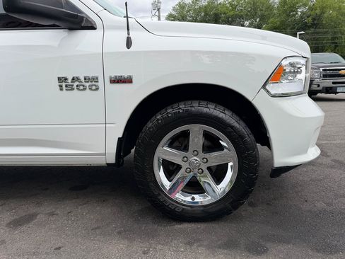 Used 2017 RAM 1500 Express AWD/4WD image 11