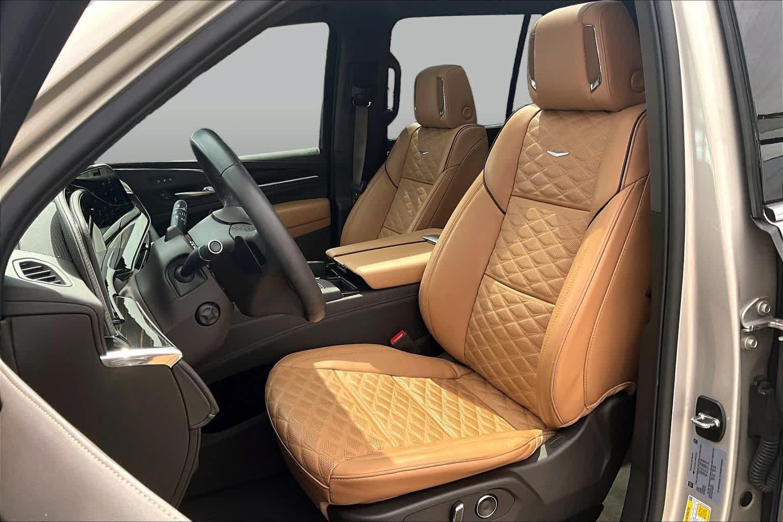 Used 2024 Cadillac Escalade Premium Luxury w/ Performance Package AWD/4WD image 15