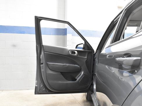Used 2024 Hyundai Venue SE FWD image 12