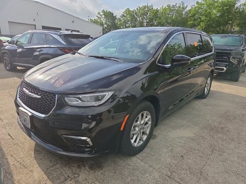 Used 2025 Chrysler Pacifica Select image 1