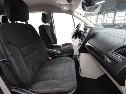 Used 2019 Dodge Grand Caravan SE w/ UConnect Hands-Free Group image 23