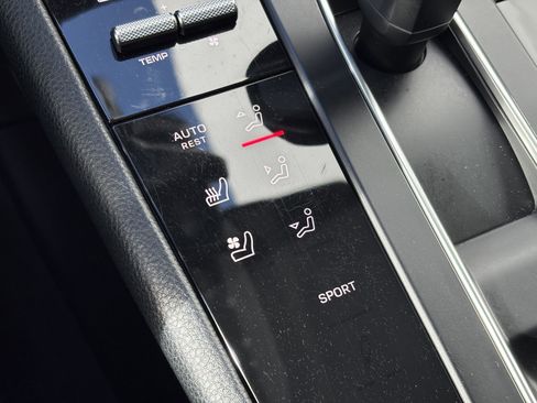 Used 2024 Porsche Macan image 26