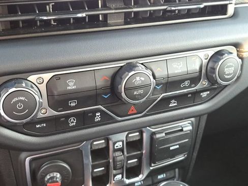 Used 2025 Jeep Wrangler Unlimited Rubicon AWD/4WD image 35