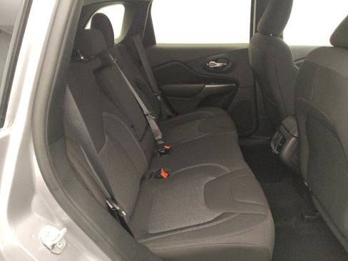 Used 2020 Jeep Cherokee Latitude FWD image 19