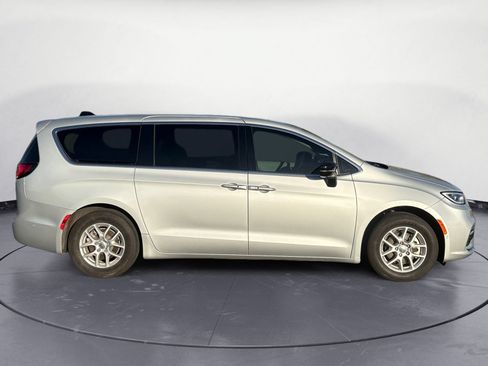 Used 2024 Chrysler Pacifica Touring-L FWD image 6