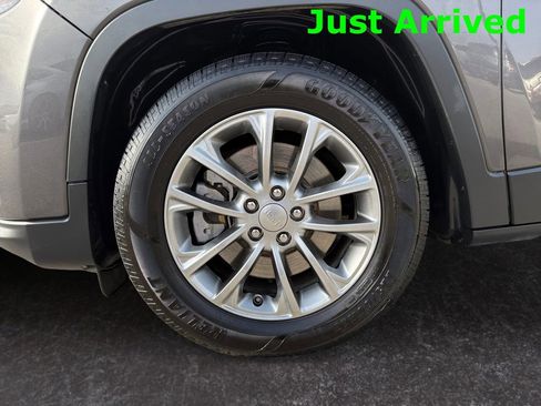 Used 2019 Jeep Cherokee Latitude Plus image 9