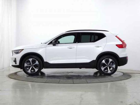 Certified 2025 Volvo XC40 B5 Plus image 6