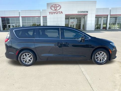 Used 2023 Chrysler Pacifica Touring-L FWD image 6