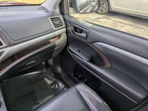 Used 2018 Toyota Highlander SE image 19
