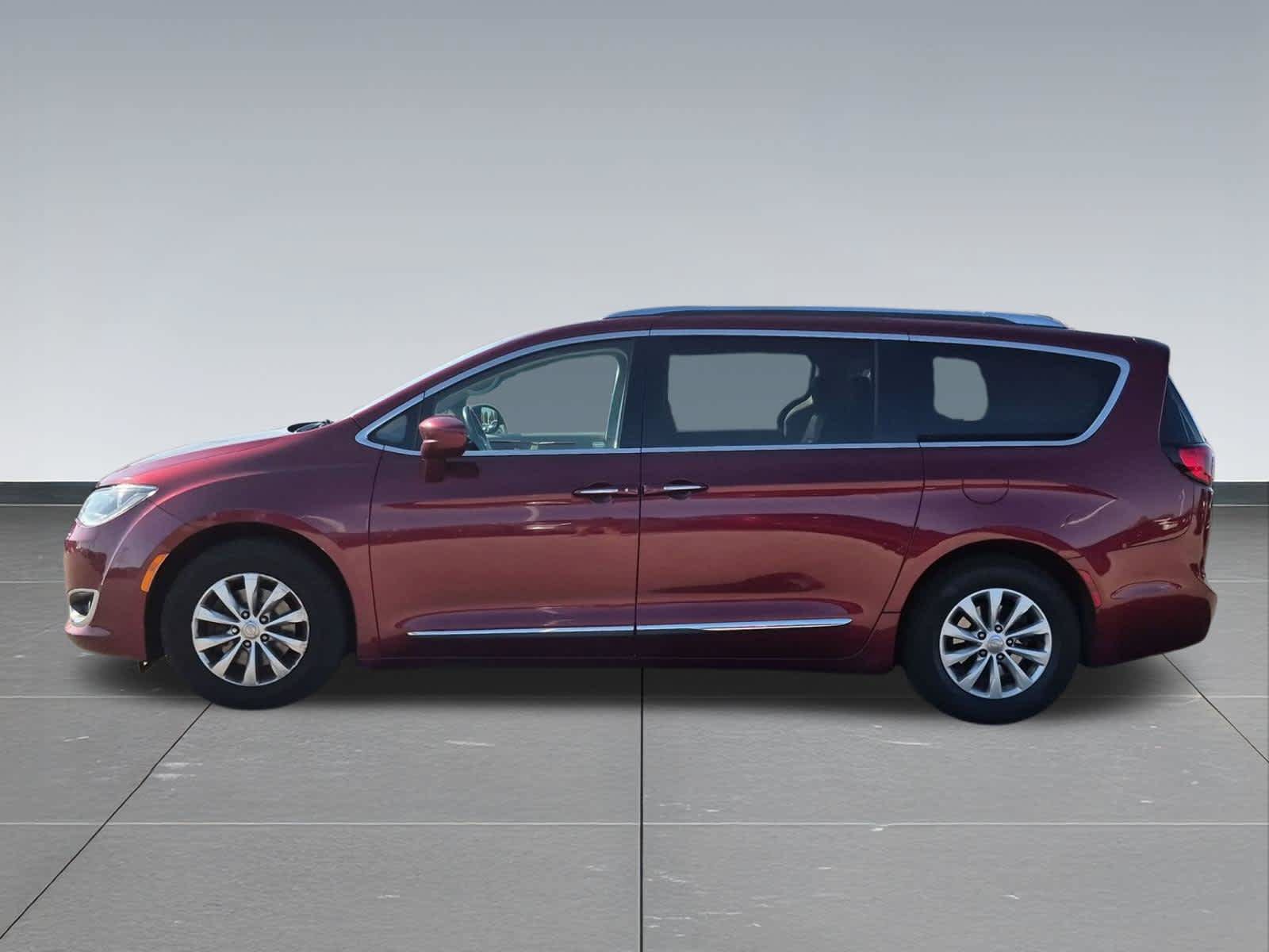 Used 2018 Chrysler Pacifica Touring-L FWD image 3