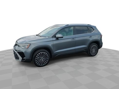 Used 2025 Volkswagen Taos SE FWD image 4