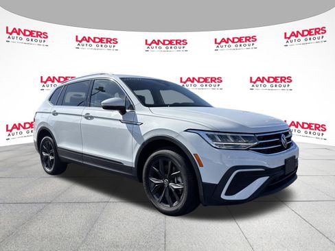 Used 2024 Volkswagen Tiguan SE AWD/4WD image 1