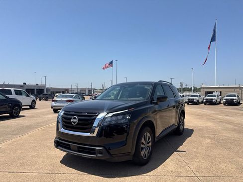 Certified 2025 Nissan Pathfinder SV FWD image 8