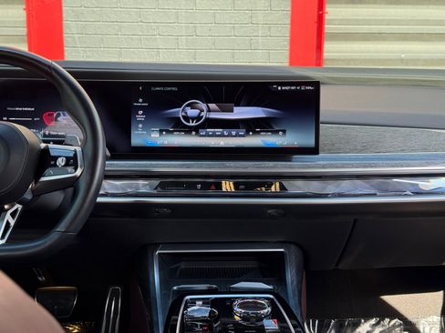 Used 2023 BMW 760i xDrive AWD/4WD image 31
