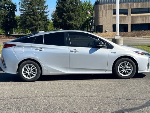 Used 2022 Toyota Prius Prime LE FWD image 9