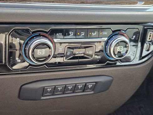 Used 2024 GMC Sierra 3500 SLE w/ SLE Convenience Package image 7