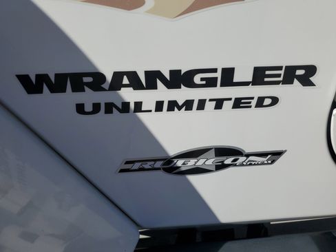 Used 2015 Jeep Wrangler Unlimited Sahara w/ Connectivity Group AWD/4WD image 34