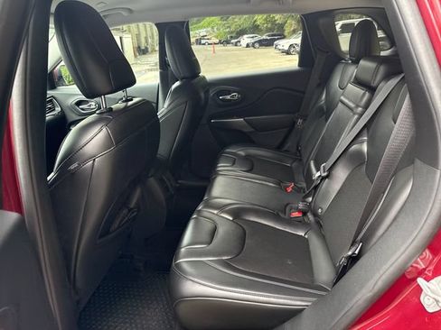Used 2019 Jeep Cherokee Latitude Plus w/ Comfort/Convenience Group AWD/4WD image 13