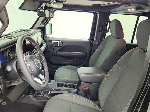 Used 2025 Jeep Wrangler Sahara image 19