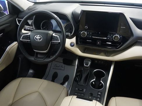 Used 2023 Toyota Highlander XLE AWD/4WD image 30