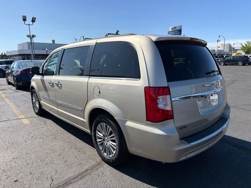 Used 2014 Chrysler Town & Country Touring-L w/ Driver Convenience Group FWD image 5