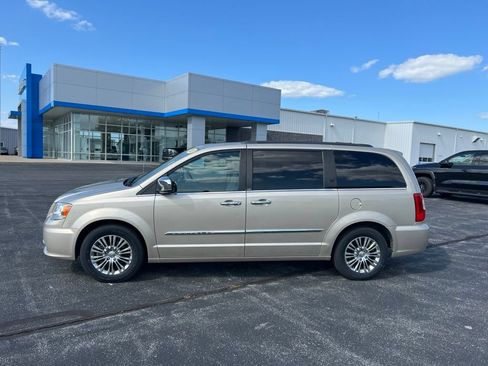 Used 2013 Chrysler Town & Country Touring-L w/ Driver Convenience Group FWD image 4