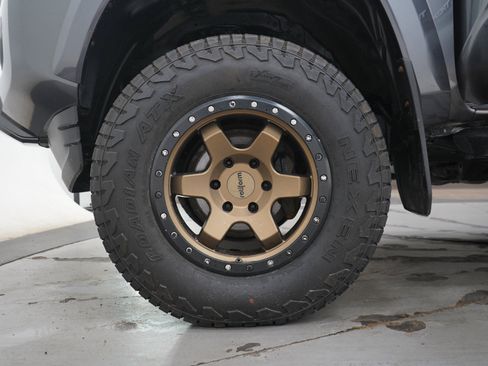 Used 2020 Toyota Tacoma TRD Sport AWD/4WD image 30