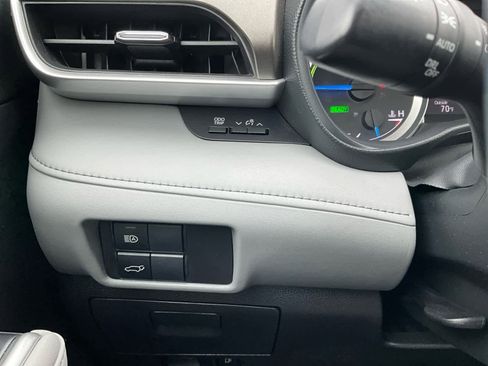 Used 2023 Toyota Highlander LE AWD/4WD image 19