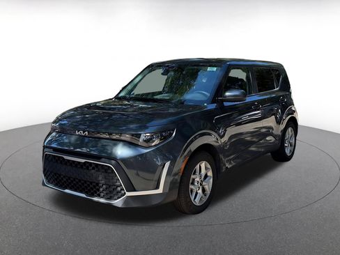 Used 2025 Kia Soul LX w/ LX Technology Package FWD image 3