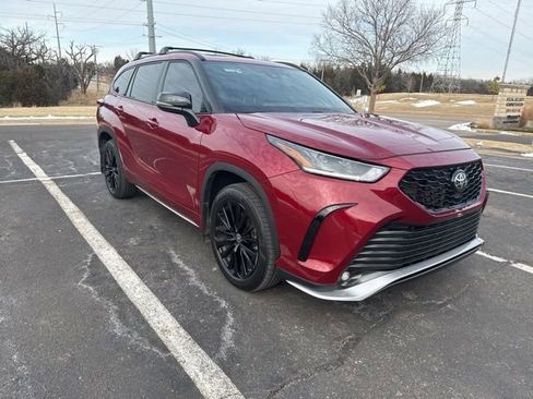 Used 2023 Toyota Highlander L image 2