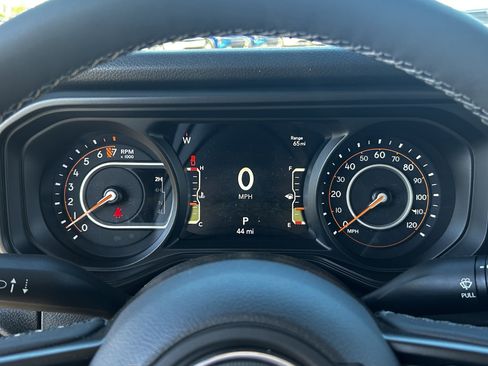 New 2025 Jeep Gladiator Willys image 32