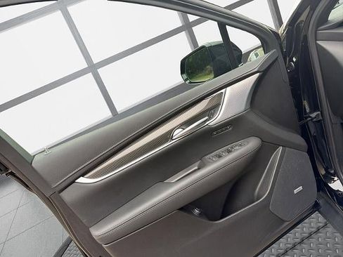 Used 2025 Cadillac XT5 Sportv w/ LPO, Onyx Lite Package AWD/4WD image 22