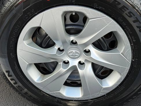 Used 2021 Toyota RAV4 LE AWD/4WD image 11