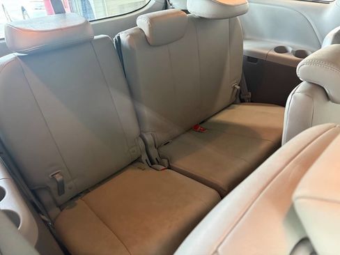 Used 2019 Toyota Sienna XLE FWD image 27