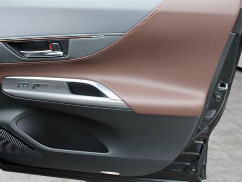 Used 2023 Toyota Venza Limited image 24