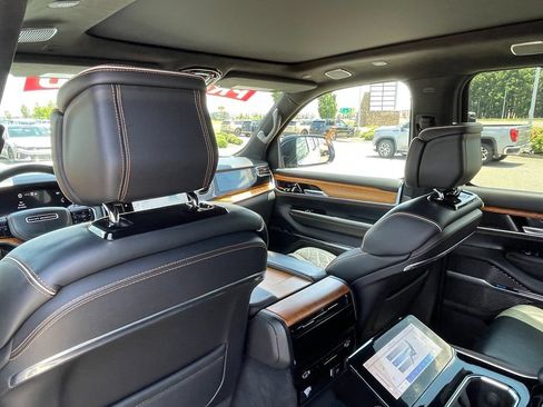 Used 2024 Jeep Grand Wagoneer L Series III AWD/4WD image 28