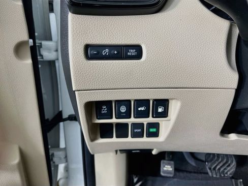 Used 2019 Nissan Rogue SV FWD image 13