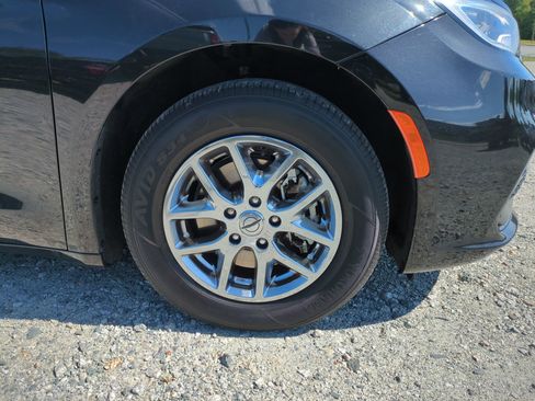 Used 2023 Chrysler Pacifica Touring-L FWD image 12