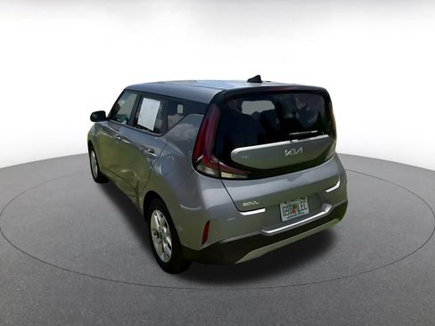 Used 2025 Kia Soul LX w/ LX Technology Package FWD image 11