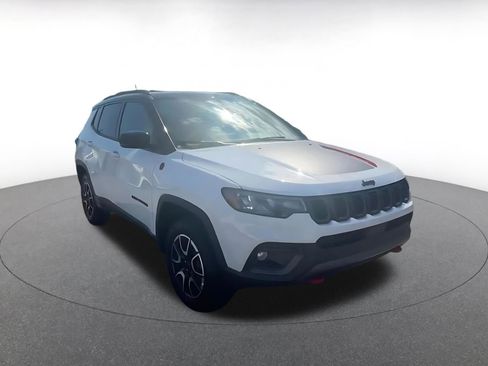 Used 2025 Jeep Compass Trailhawk AWD/4WD image 3