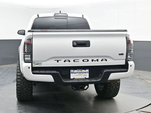Used 2019 Toyota Tacoma TRD Off-Road w/ Technology Package AWD/4WD image 13